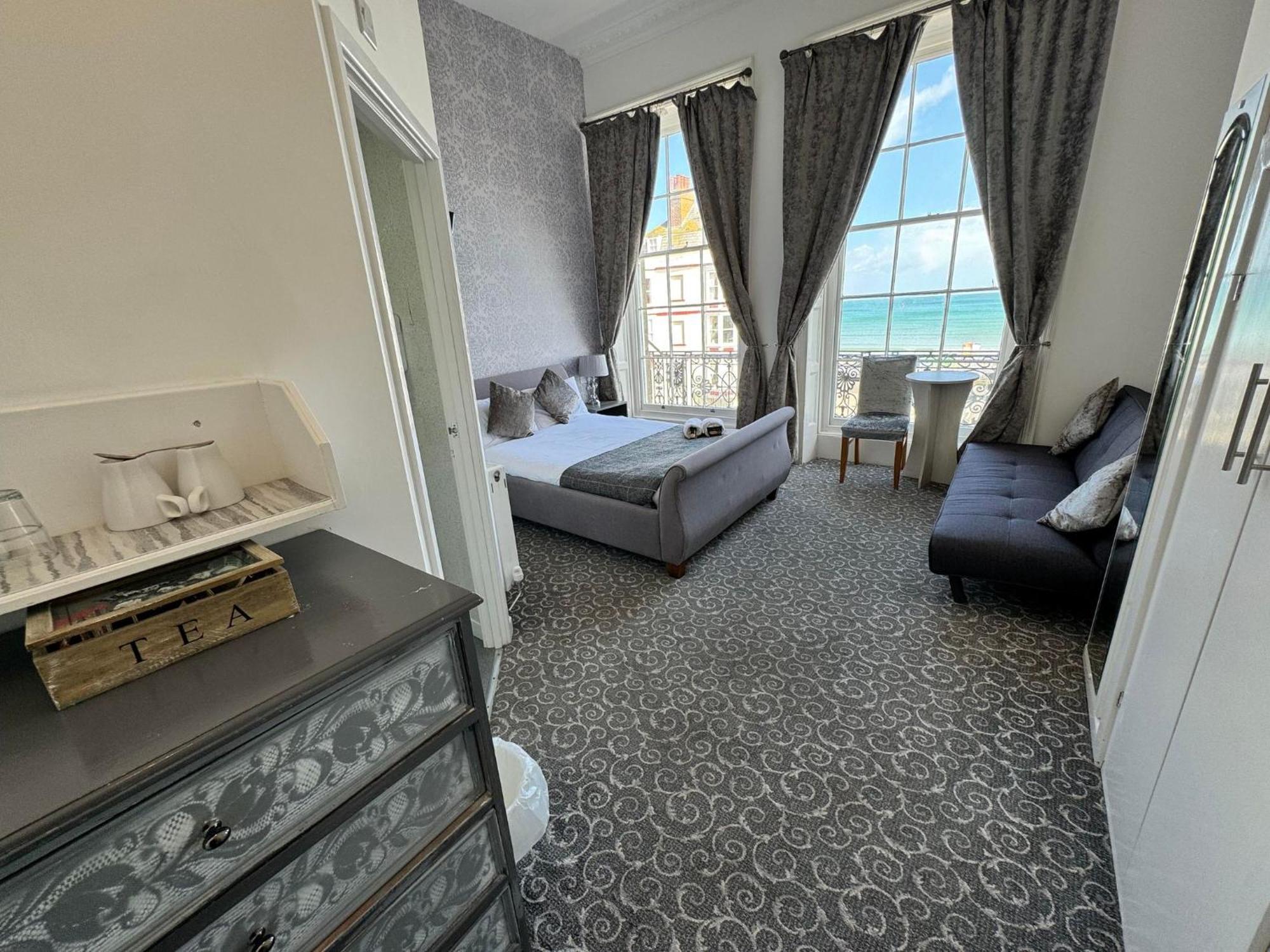 The Jubilee West- With Facilities & Smokehouse - Newly Refurbished Facilities 3* Weymouth