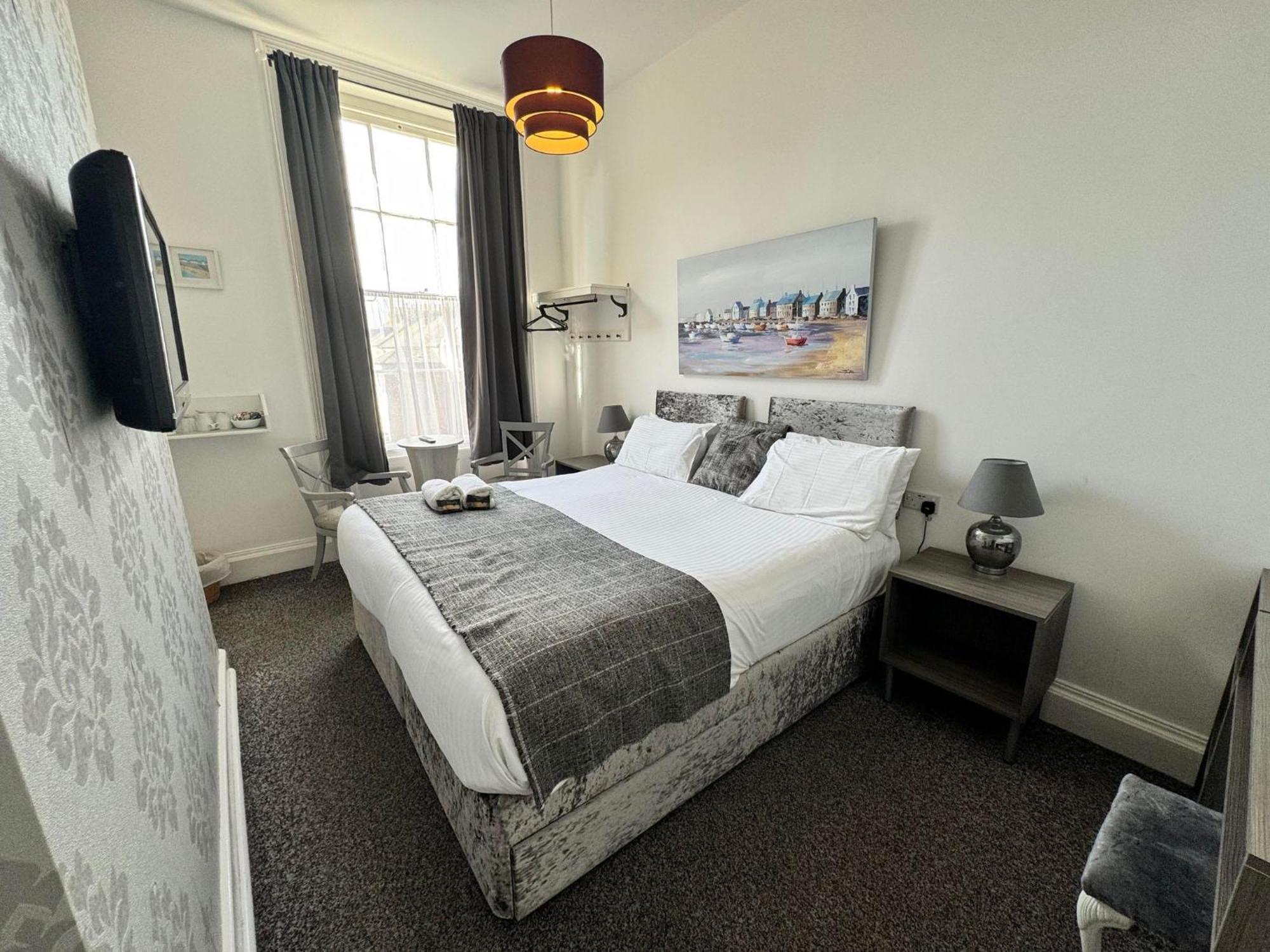The Jubilee West- With Facilities & Smokehouse - Newly Refurbished Facilities 3* Weymouth